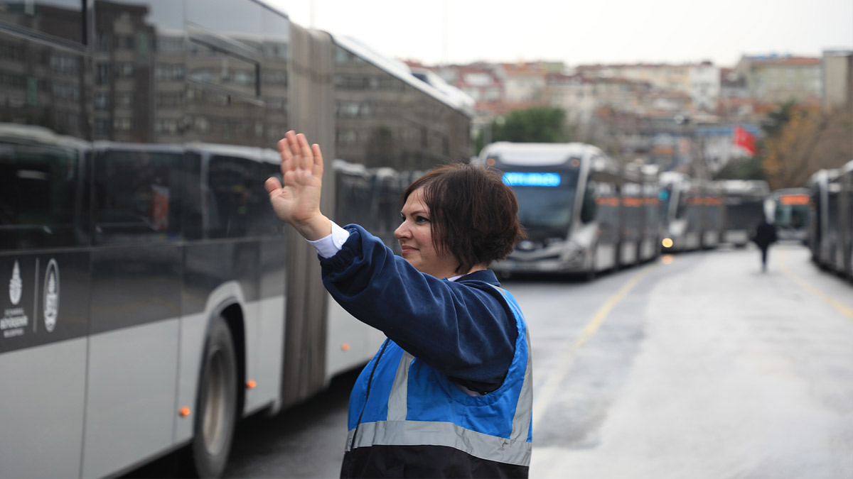 İETT’de bir ilk: Kadın metrobüs denetim amiri göreve başladı