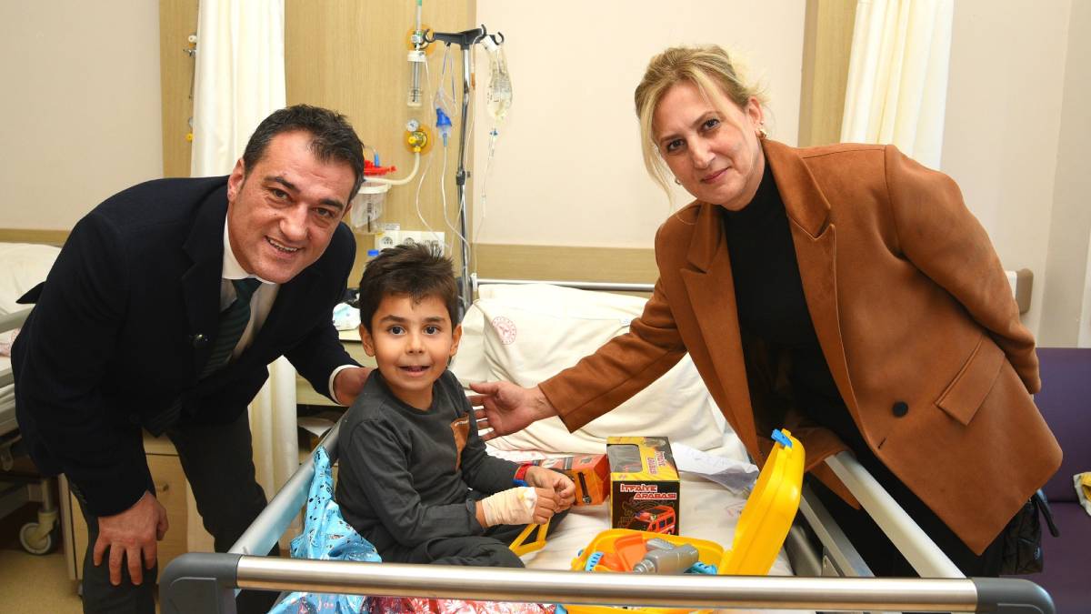 Başkan Köse tedavi gören çocuklara moral verdi