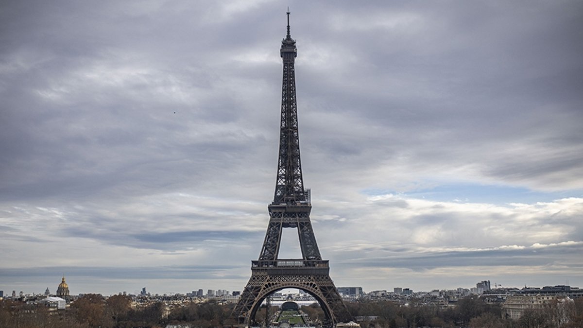 Eyfel kulesinde yangın: bini aşkın ziyaretçi tahliye edildi