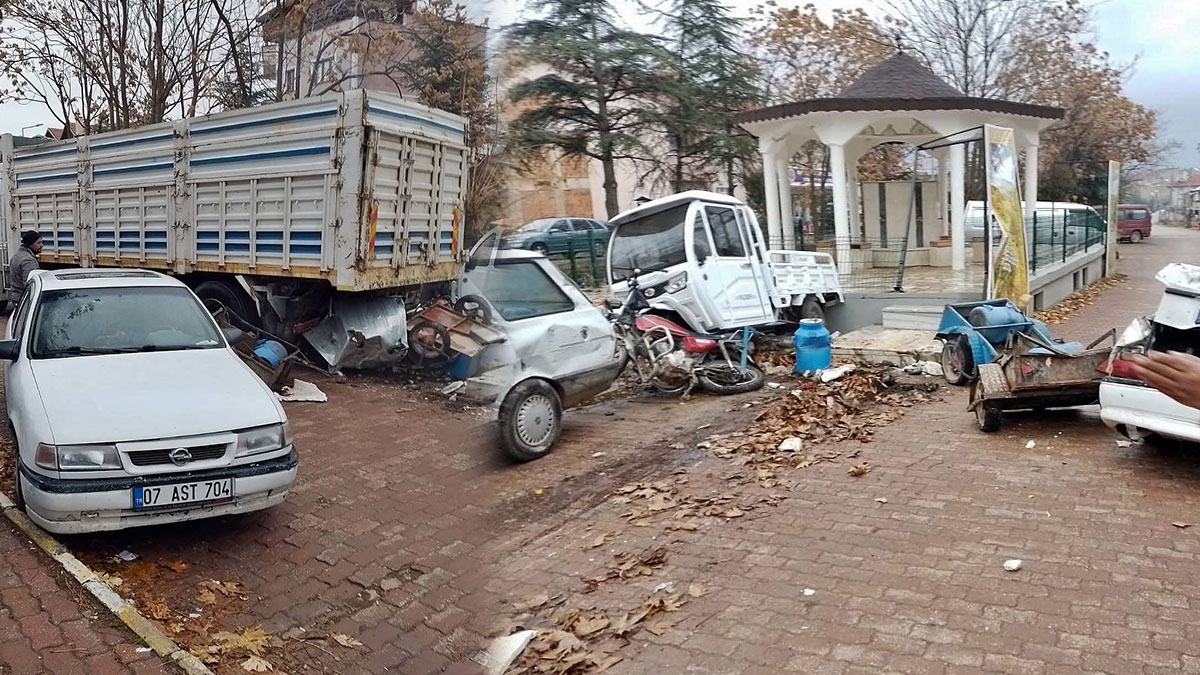 Hayalet kamyon paniği: Kornaya bastım ama içinde kimse yoktu! Önünde ne varsa yıktı geçti