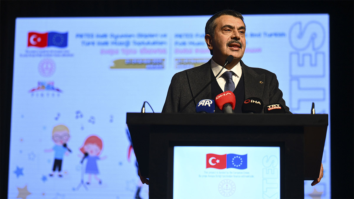 Tekin'e öğretmen adaylarından mülakat protestosu: Komisyonlar arası farklılığın kurbanı olduk