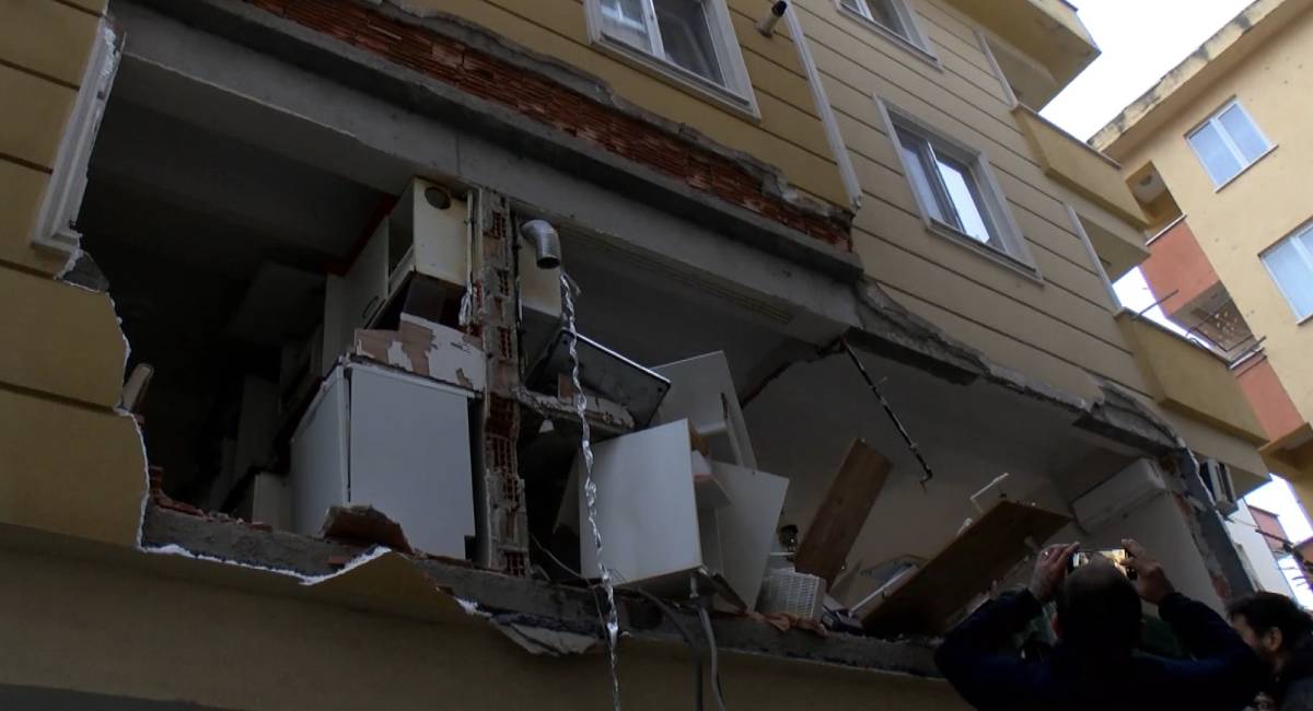 Ümraniye'de doğal gaz patlaması: İki dairenin duvarları yıkıldı