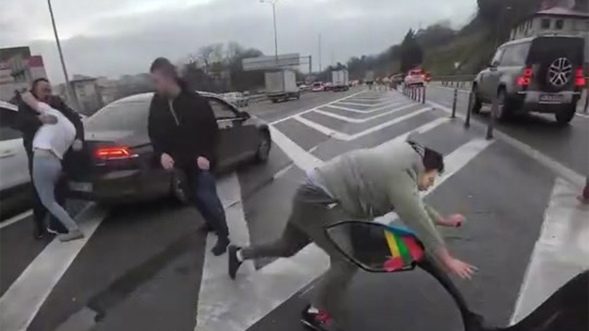 Kavacık'ta yol verme tartışması yumruklu kavgaya döndü! O anlar kamerada