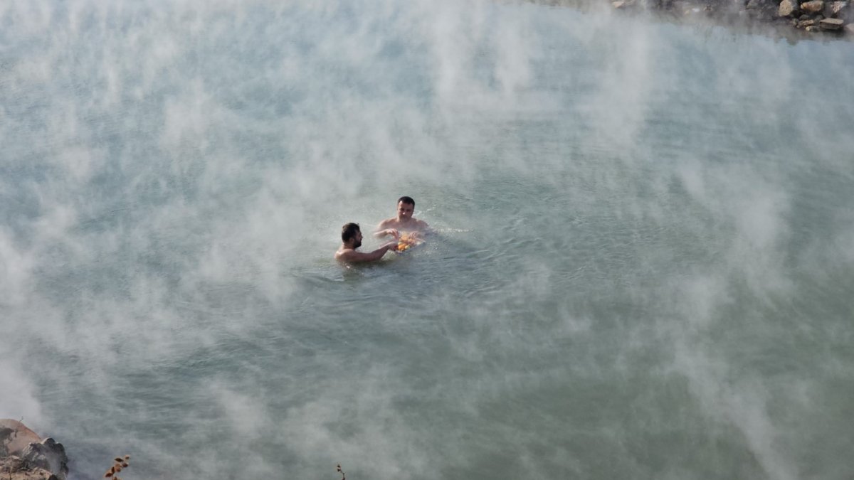 Soğuk hava sevmeyen kışı orada geçiriyor! Dışarısı eksi 15, içi 40 derece: Ziyaretçi akınına uğruyor