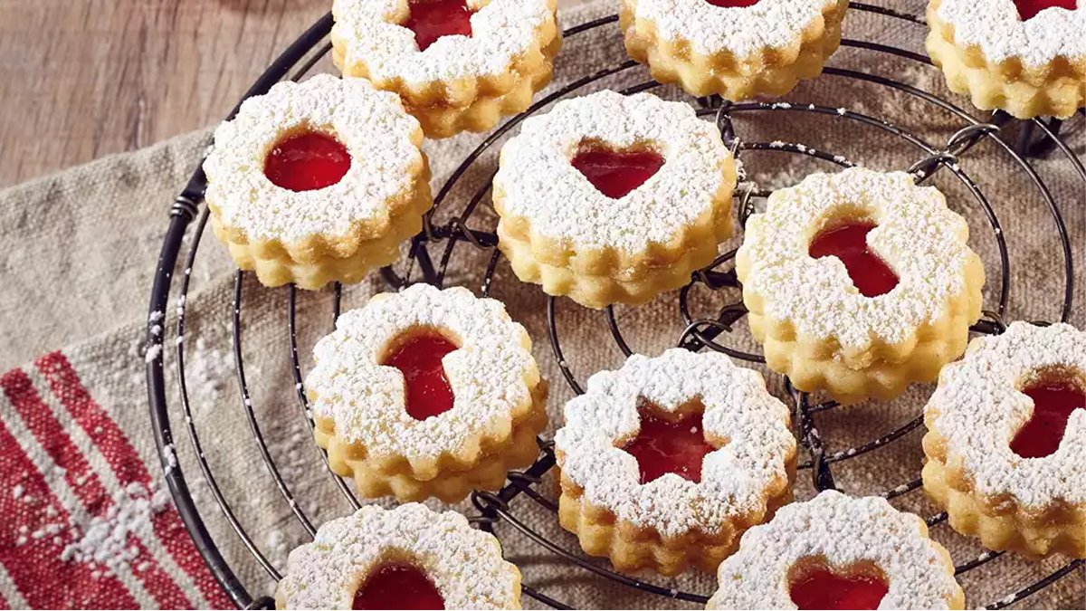 Eşinize aşkınızı böyle gösterin! Hem tadı hem şekliyle aşk yaşatıyor: İşte linzer kurabiye tarifi