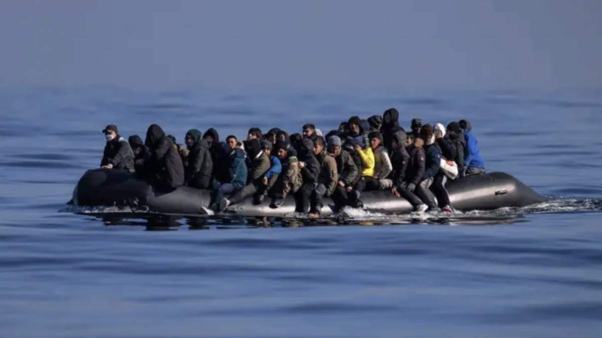 Manş Denizi üzerinden İngiltere'ye gitmeye çalışan göçmenler kurtarıldı