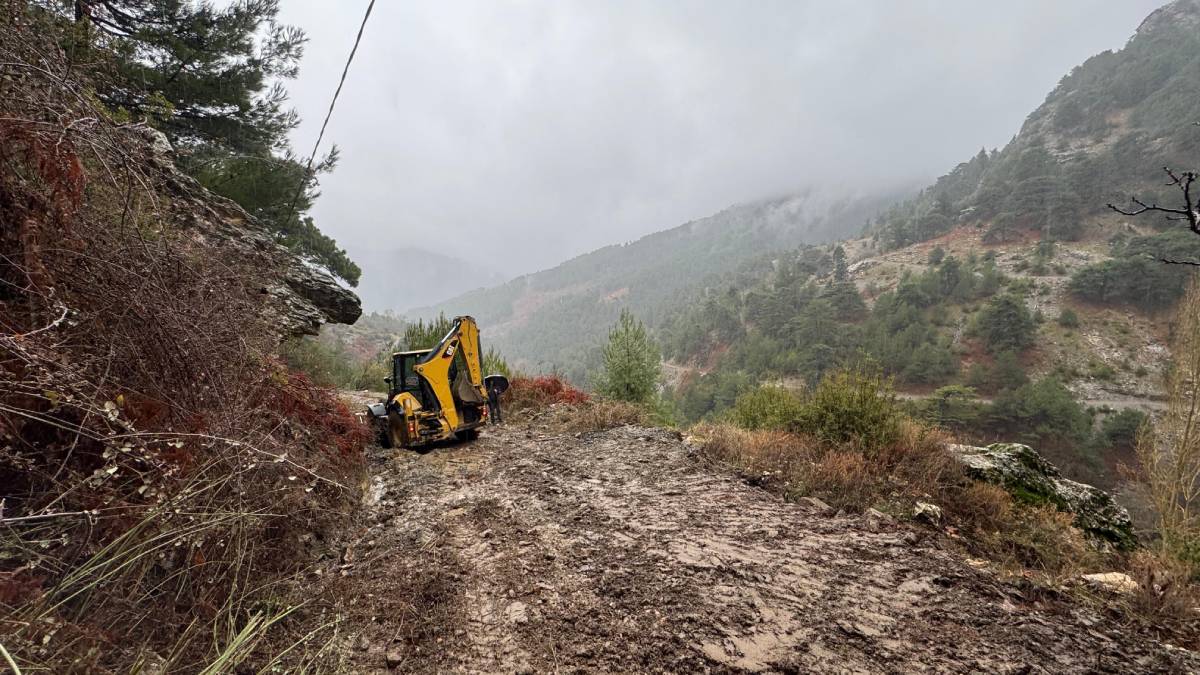Efeler’den kapanan yollara anında müdahale