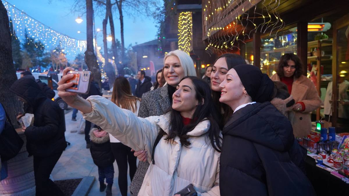 Sanat Sokağı Yılbaşı Çarşısı kapılarını vatandaşlara açtı