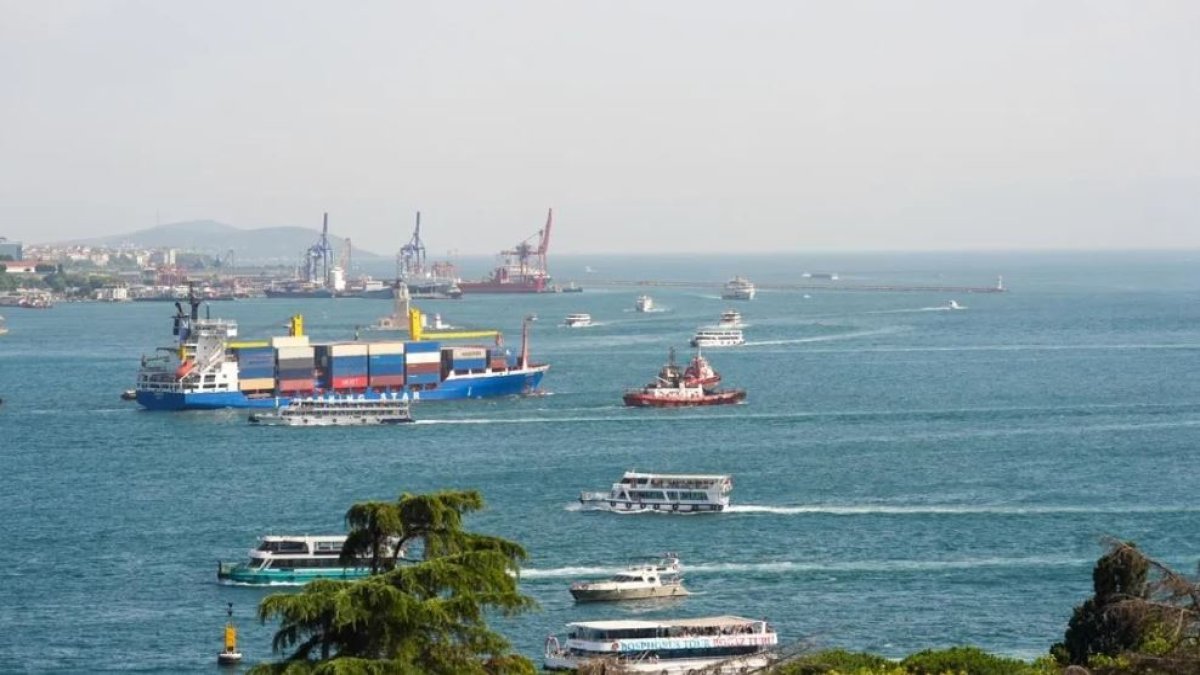 İstanbul Boğazı gemi trafiği çift yönlü olarak askıya alındı