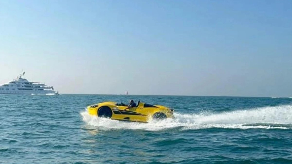 Suda yüzen bir Ferrari değil, jet ski! Dubai'nin lüks hayatı akıllara sığmıyor