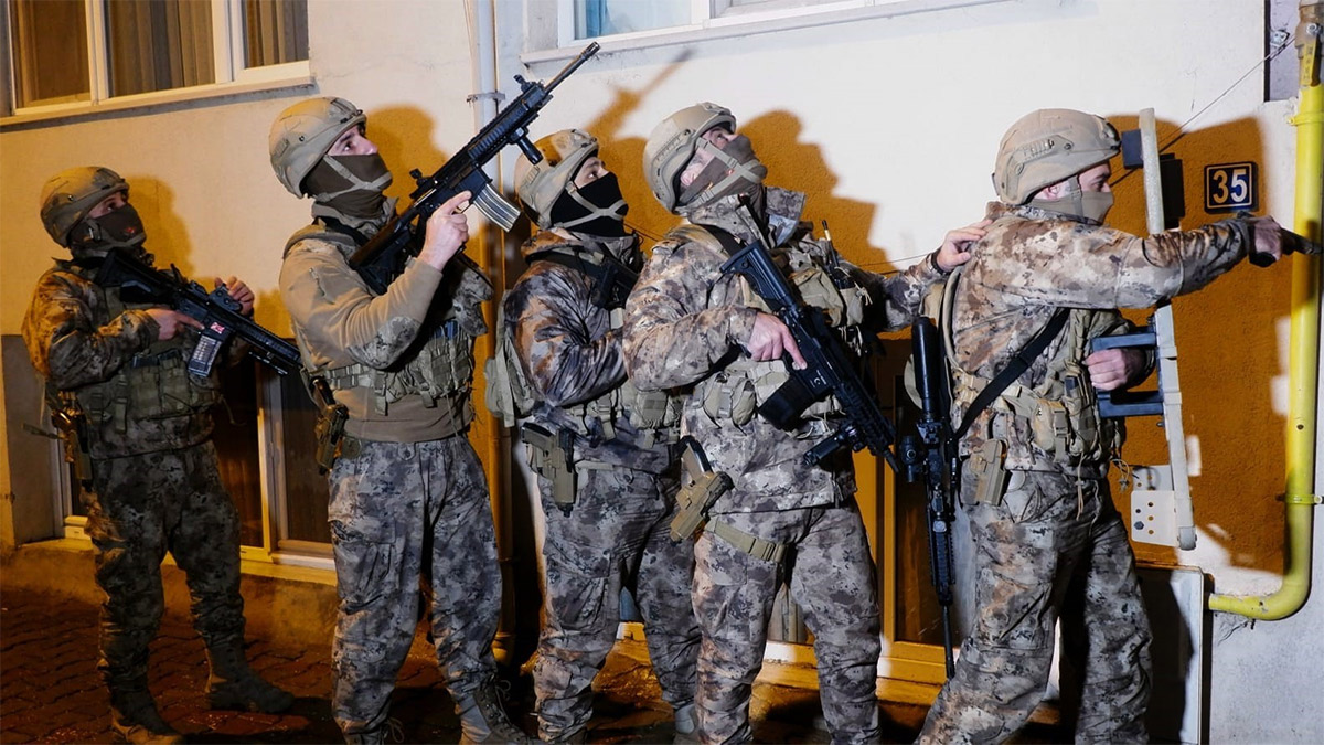 Edirne'de silah paylaşımı yapan şüphelilere şafak operasyonu: 26 gözaltı