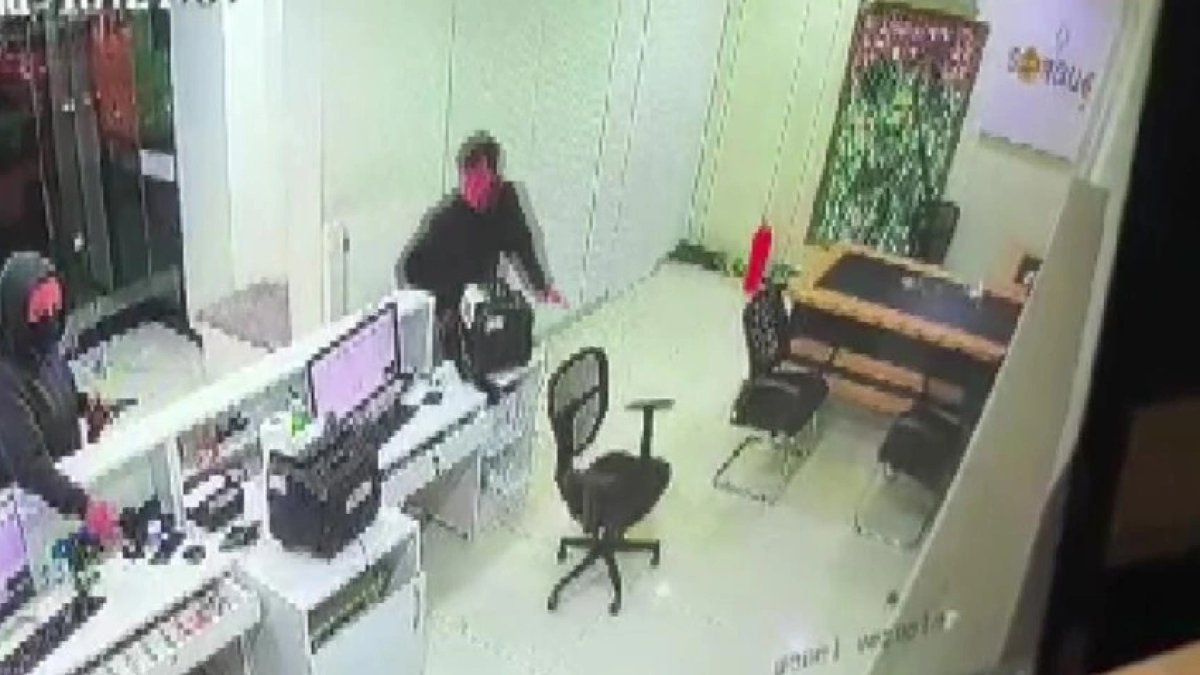 Adana'da silahlı soygun: Döviz bürosunda rehine krizi