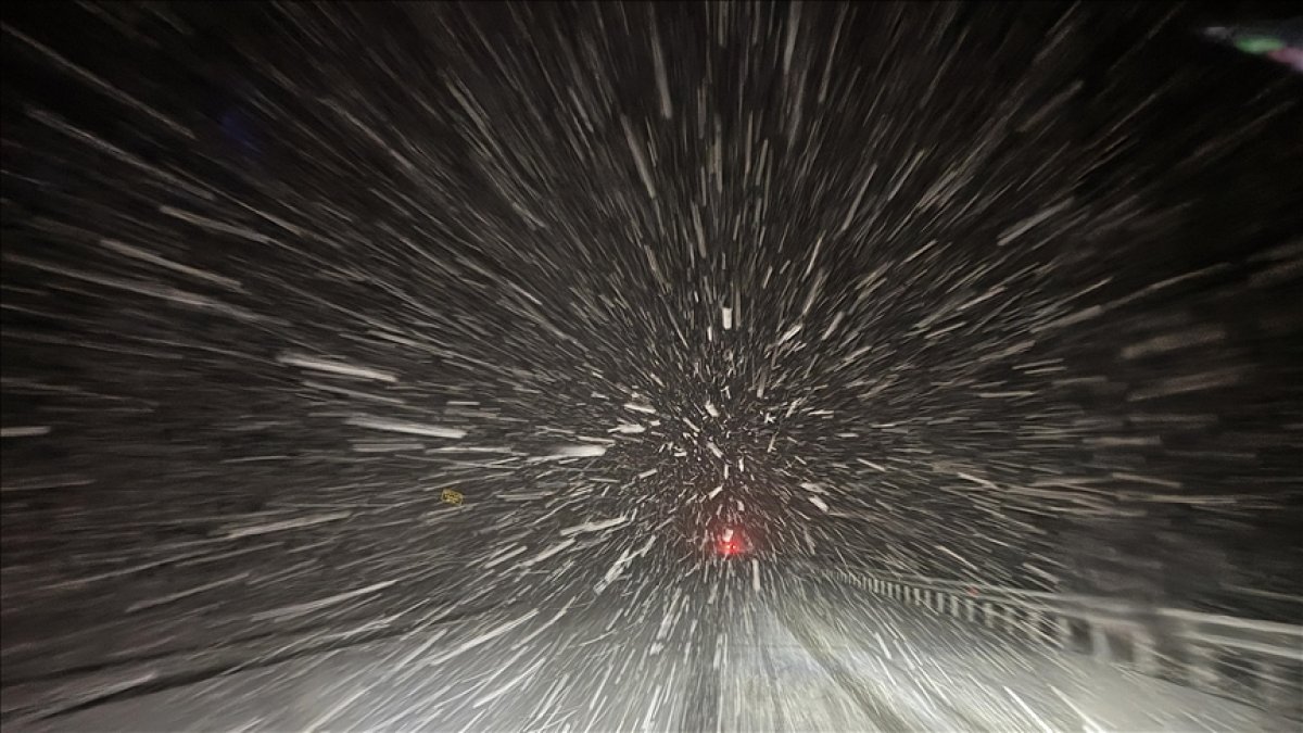 Yola çıkacaklar dikkat! Yoğun kar yağışı uyarısı verilmişti: Görüş mesafesi 1 metreye kadar düştü