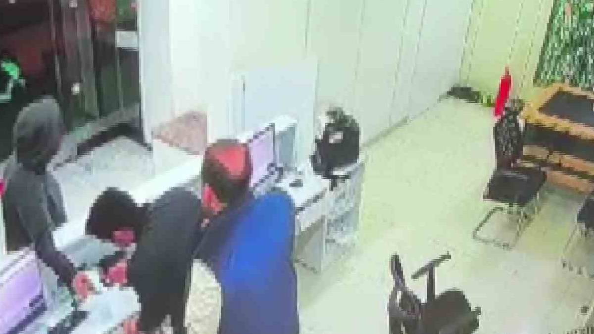 Döviz bürosuna maskeli ve silahlı saldırı! Dehşet anlarının görüntüsü ortaya çıktı