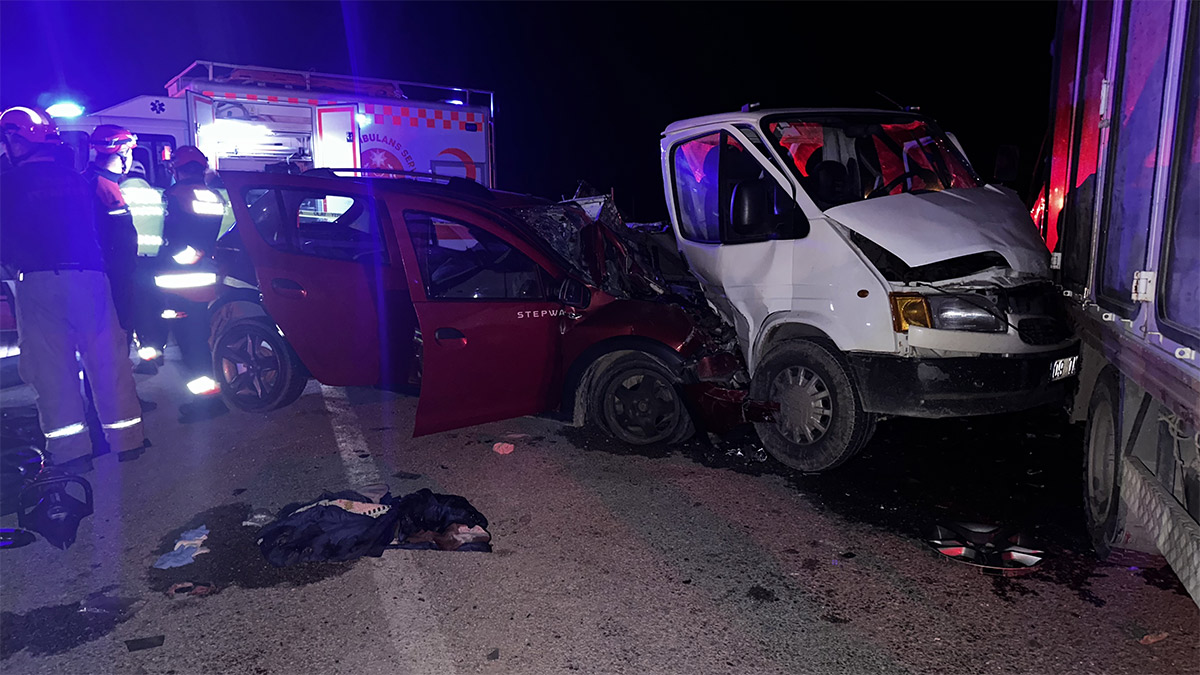 İzmir'de feci kaza! 3 aracın karıştığı kazada anne ve oğlu öldü