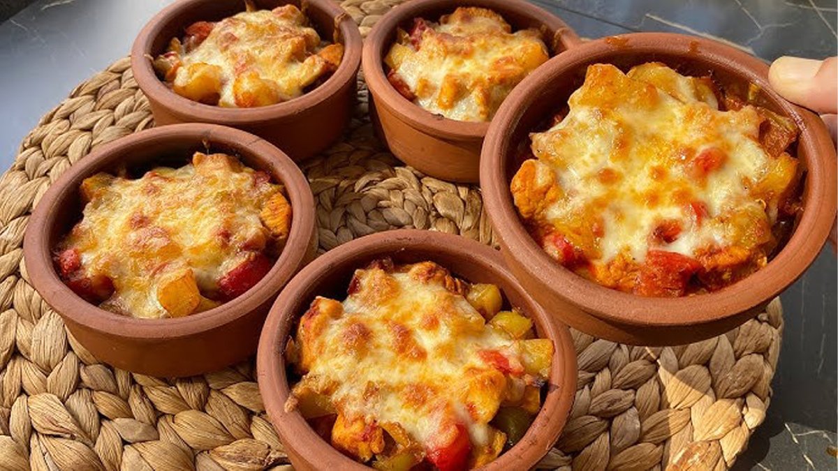 Sulu sulu oluyor, ağızda şölen yaşatıyor! Evdekiler hep böyle isteyecek: Nefis tavuk güveç tarifi...