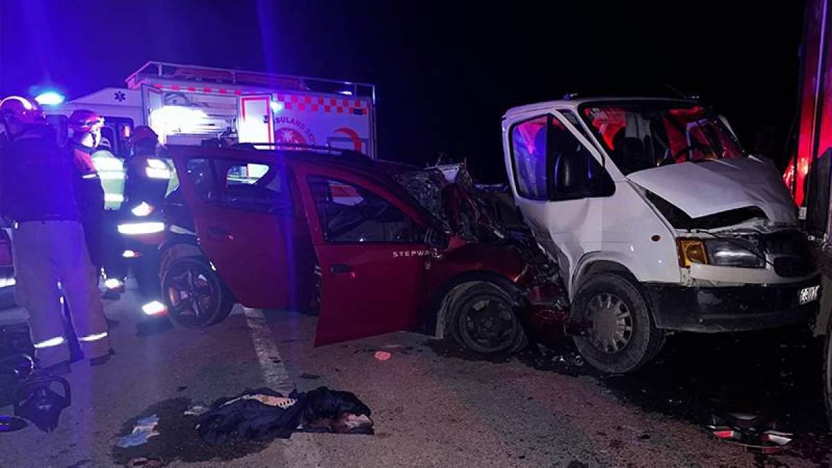 İzmir'de 3 aracın karıştığı kazada anne-oğul can verdi