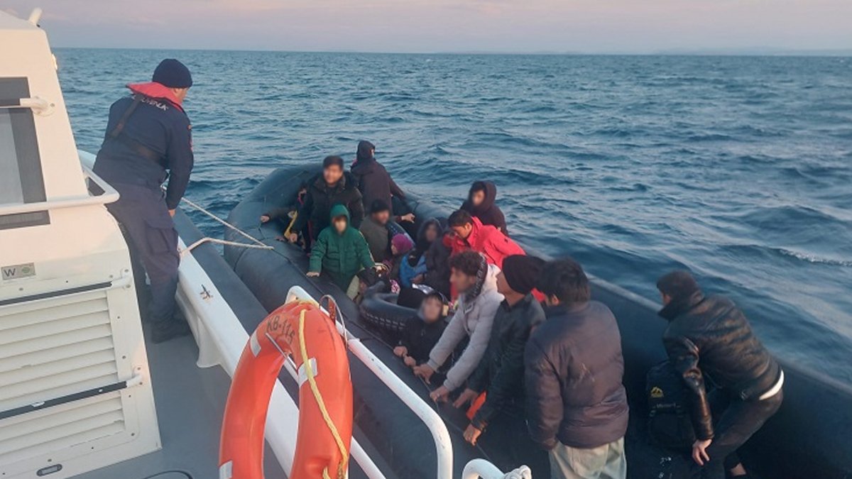 Motor arıza yaptı, bot sürüklendi: Balıkesir'de 16'sı çocuk 31 düzensiz göçmen kurtarıldı