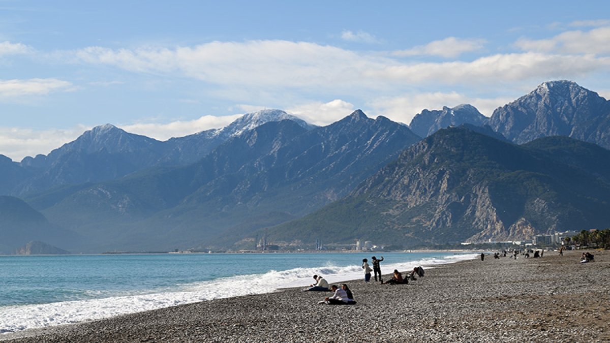 Kışın ortasında deniz sefası! Antalya'da yazdan kalma görüntüler: Mevsime aldırmadan denize girdiler