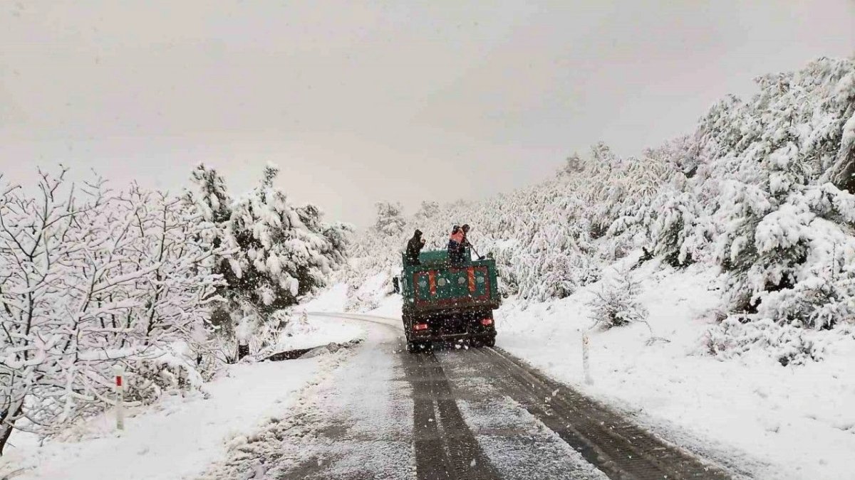 İzmirlileri heyecanlandıracak hava olayı! Manisa'da kar yağışı etkisini gösterdi, yollar kapandı