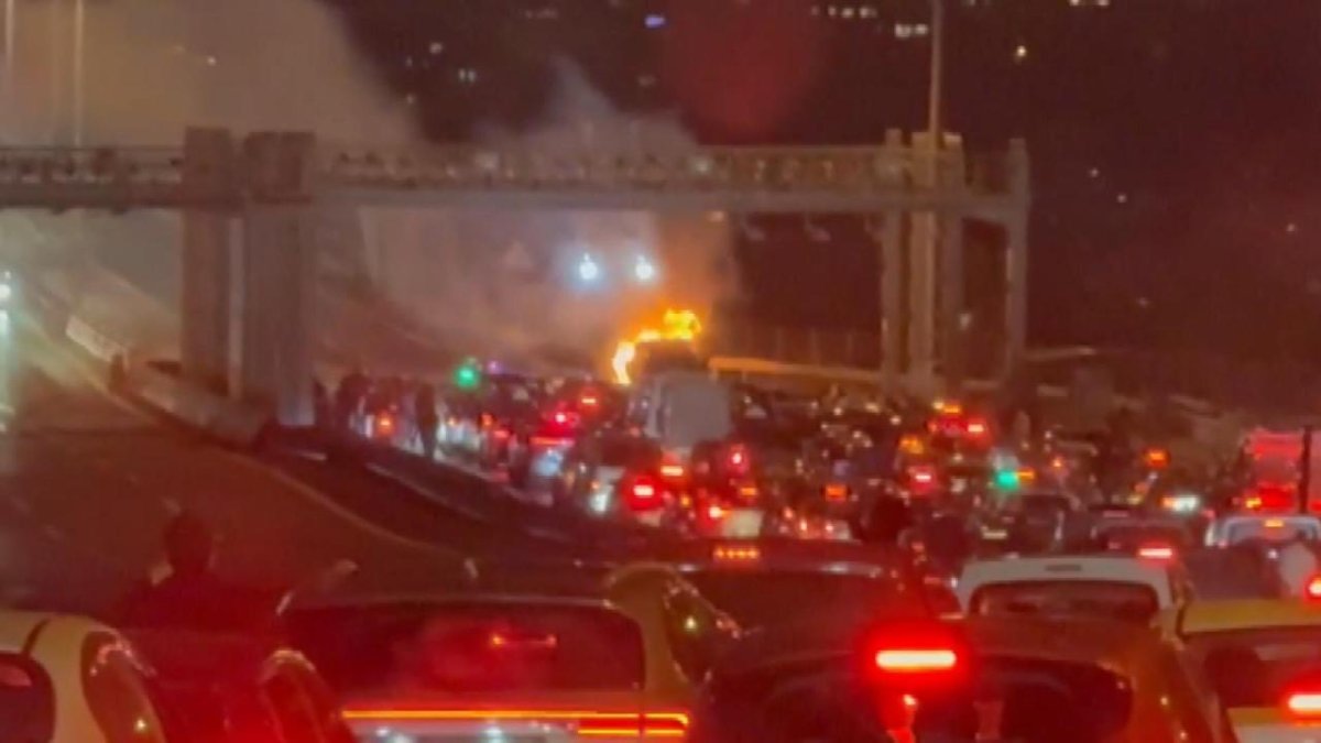 15 Temmuz Şehitler Köprüsü'nde yangın: İtfaiye ekipleri hızla müdahale etti