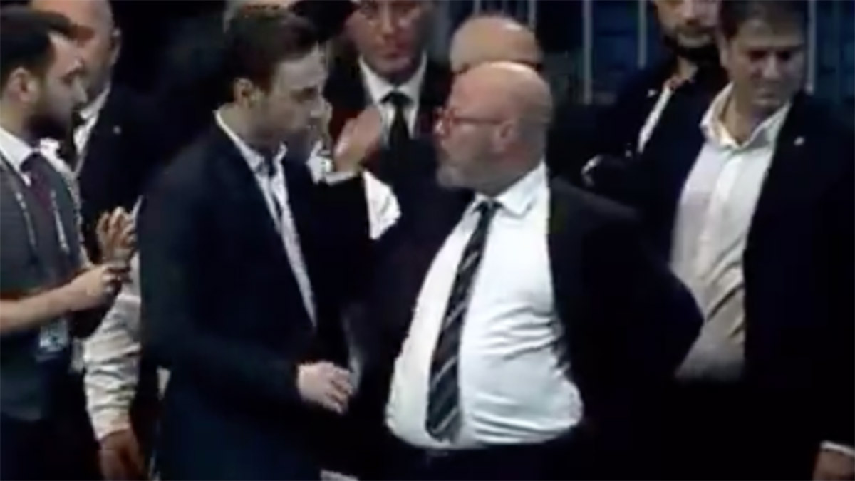 Beşiktaş kongresinde gerginlik! Mete Vardar oğluna tokat attı