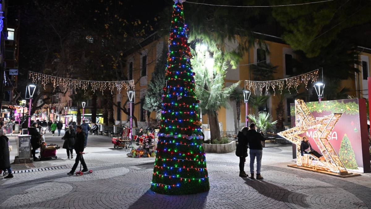 Büyükşehir, Manisa’yı yeni yıla hazırladı, caddeleri ışıl ışıl oldu