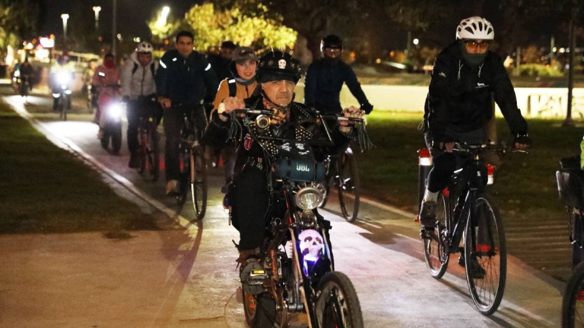 Karşıyakalı bisiklet tutkunları gece sürüşünde buluştu