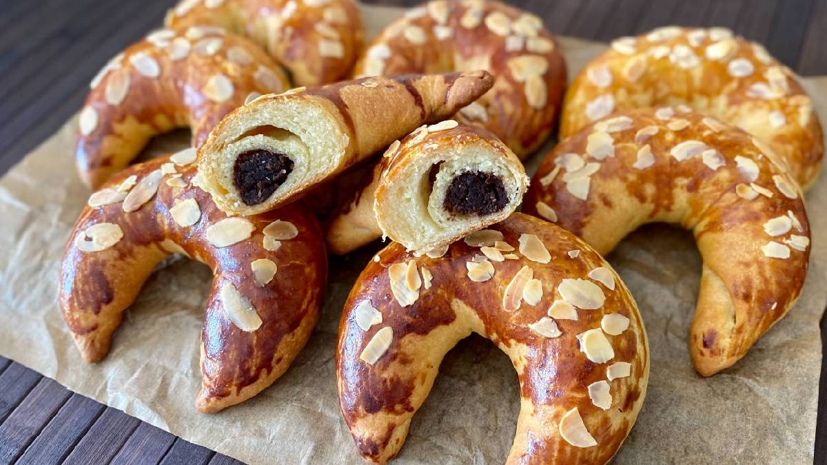 Evdeki bayat kekleriniz boşa gitmeyecek! Pastanelerde sıra beklemeyin! Dumanı üstündeyken tepside bir tane kalmayacak