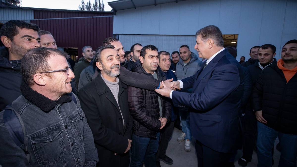 Başkan Tugay şantiyede Büyükşehir Belediyesi emekçileriyle buluştu