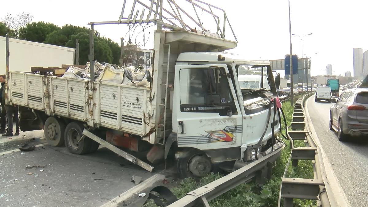 İstanbul - Esenyurt'ta zincirleme kaza: 4'ü çocuk 8 yaralı