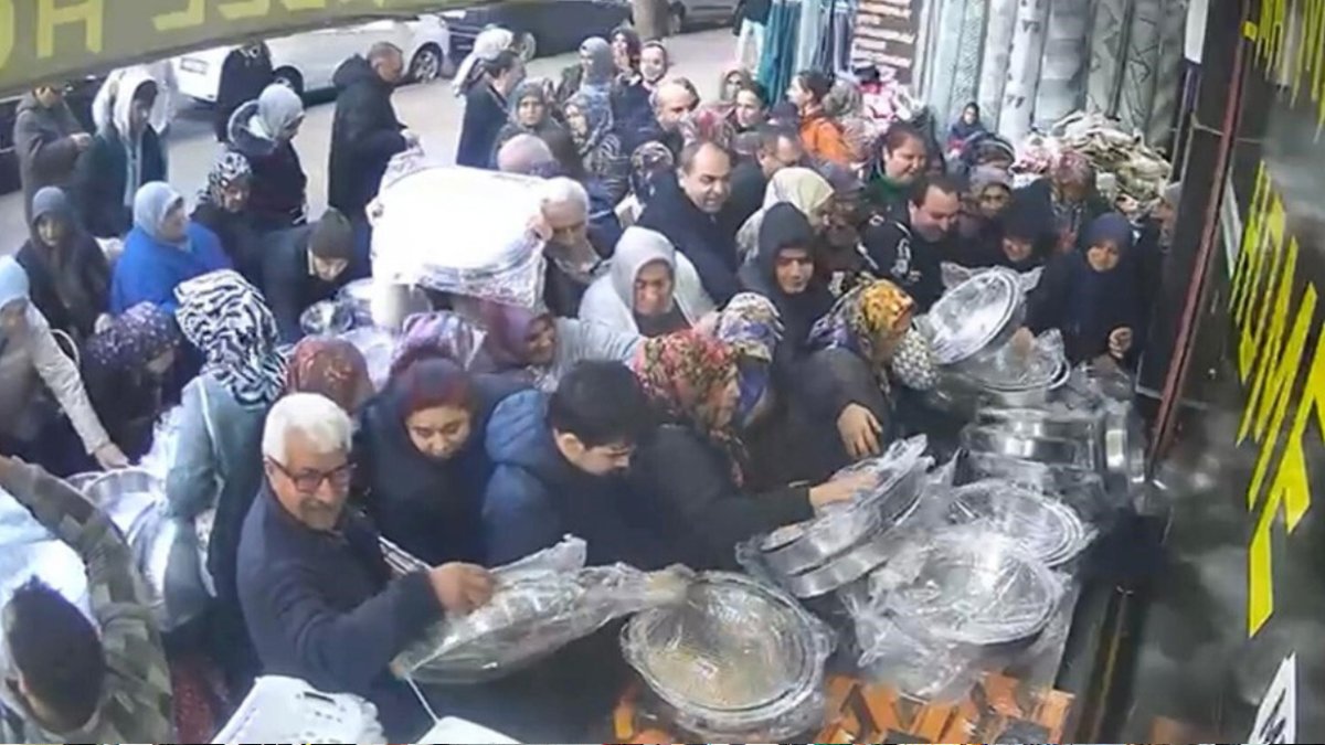 Fiyatlar uygun diye birbirlerini adeta ezdiler! İzdiham anları böyle kaydedildi