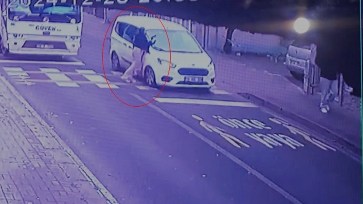 Yaya geçidinde yayaya araç çarptı! Kaza anı kamerada