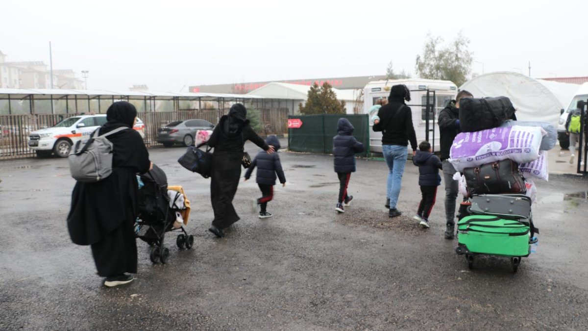 Suriyelilerin ülkelerine dönüşü devam ediyor: 'Savaş bitti, dönüyoruz'