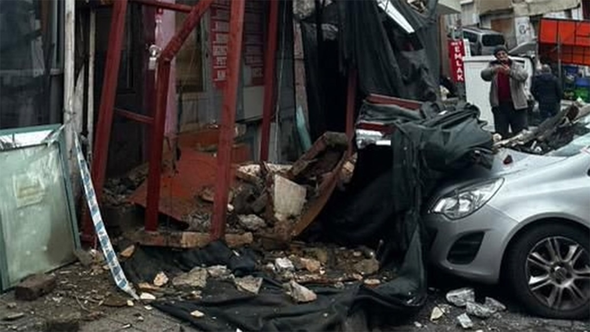 Sarıyer'de metruk binanın balkonu çöktü: İki araç zarar gördü