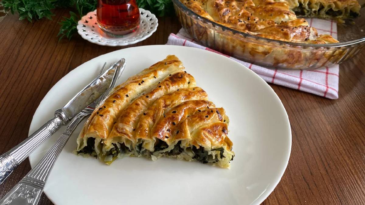 El açması tadında oluyor ama yufkadan yapılıyor! Dışı çıtır çıtır içi sulu sulu! Hazır yufkadan ıspanaklı börek tarifi