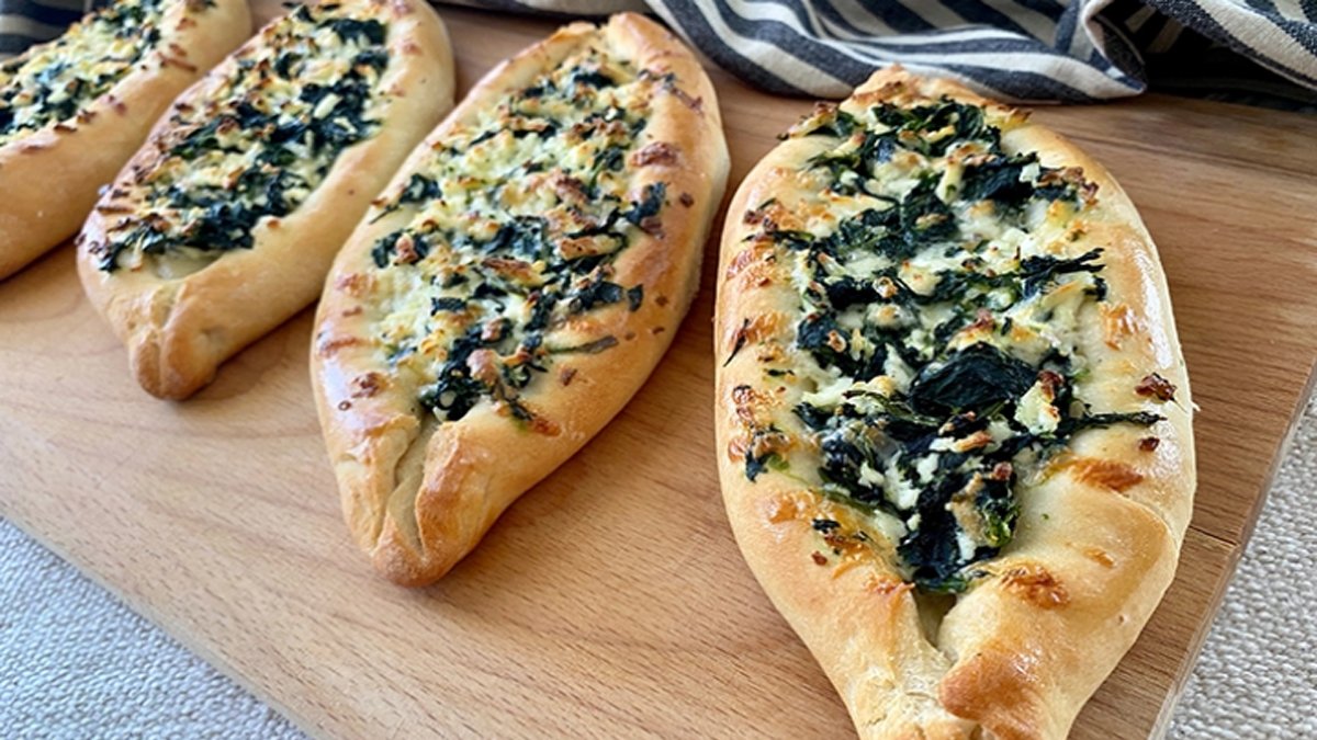 Pidecilere taş çıkarıyor! Evde ıspanaklı ve kaşarlı pide tarifi: Bir kez deneyenin pideciye yolu düşmüyor