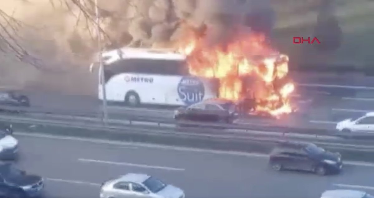 TEM otoyolunun ortasında dehşet: Otobüs alev alev yandı