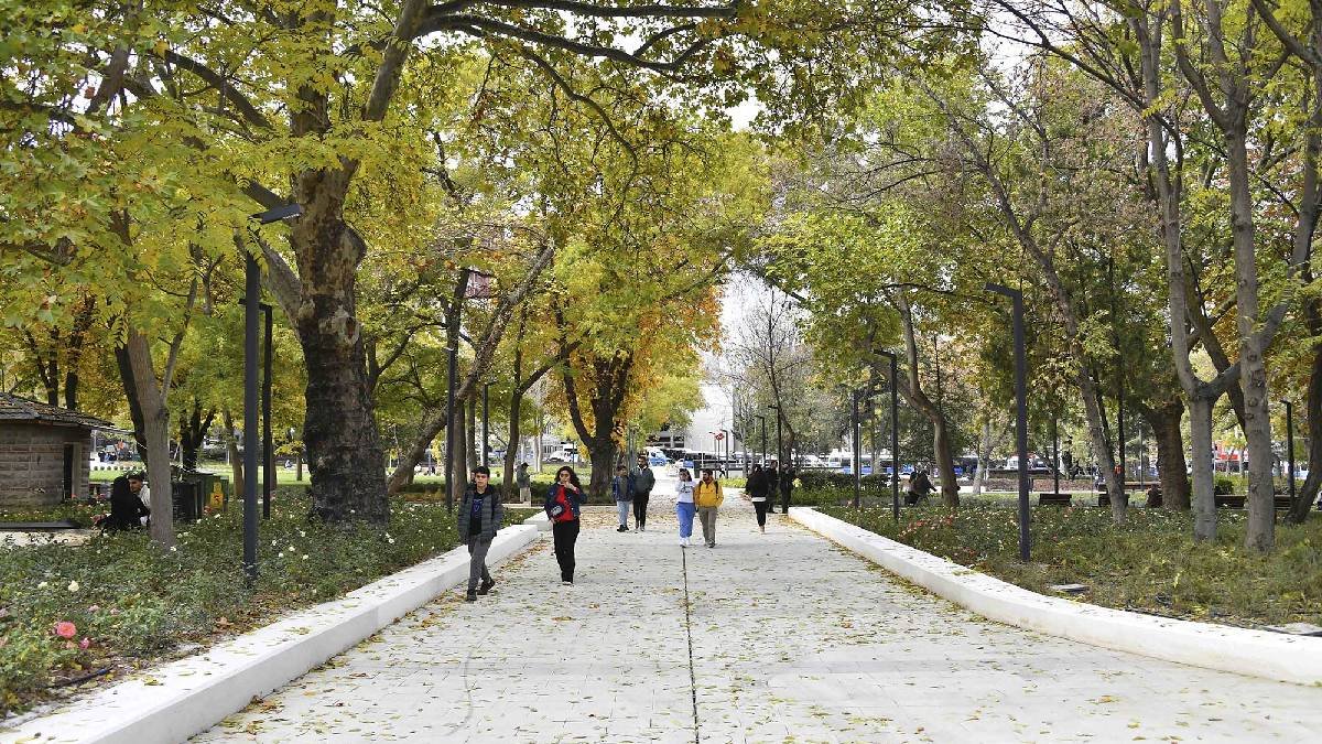 Ankaralıların buluşma noktası yeni görüntüsüne kavuştu! Yaz kış herkesin uğrak noktası oluyor! Hem modern hem de daha yeşil