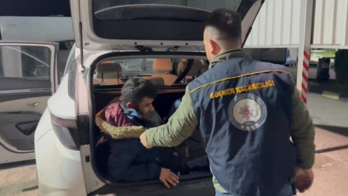 Osmaniye’de otomobilden 2’si bagajda, 8 kaçak göçmen çıktı