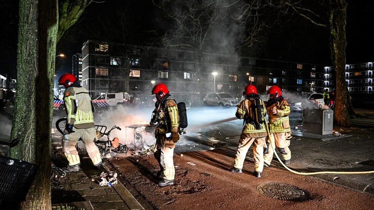 Hollanda'da yılbaşı vandalizmi: İnsanlara havai fişek attılar