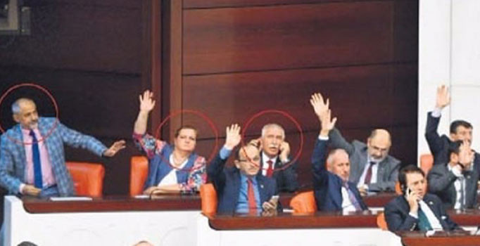CHP ve MHP'li komisyon üyeleri, AK Partili üyelerle birlikte oy kullandı
