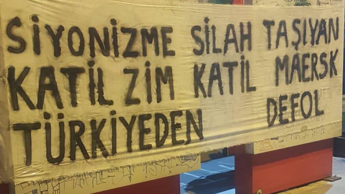 Katil ZIM Türkiye'den defol' pankartı taşıyanlar Galata Köprüsü'ne alınmadı