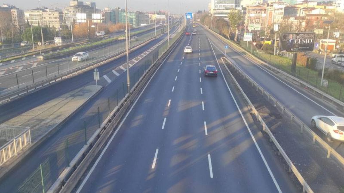 Yılın ilk günü İstanbul'da yollar boş kaldı