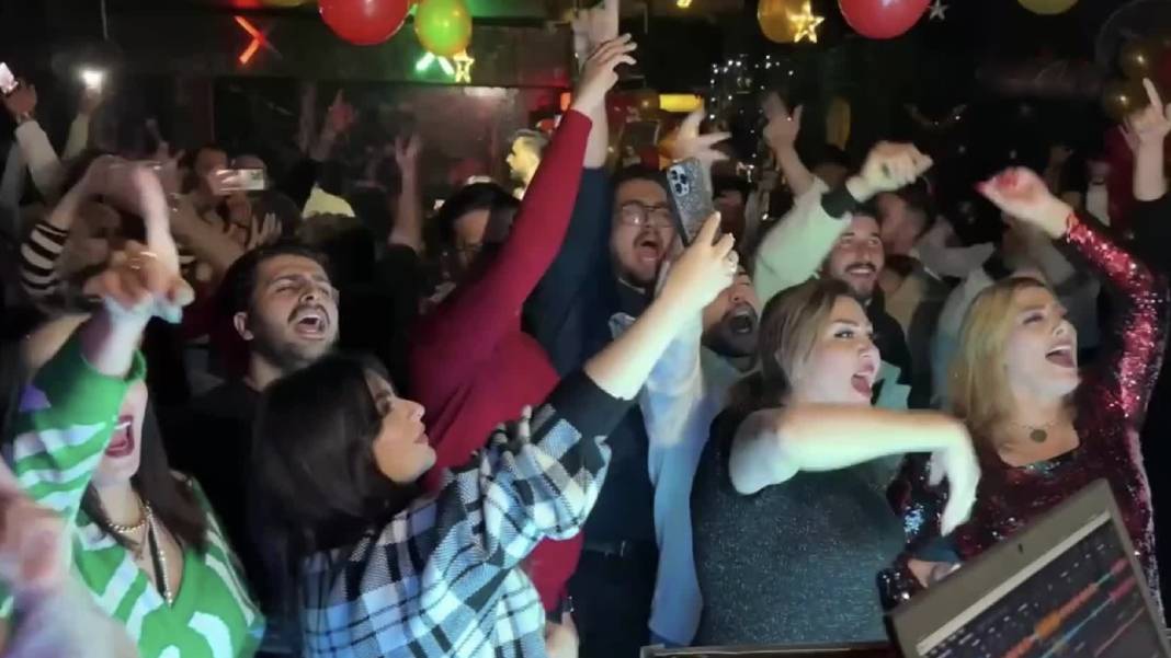 İranlı turistler Van'da yılbaşı coşkusu yaşadı