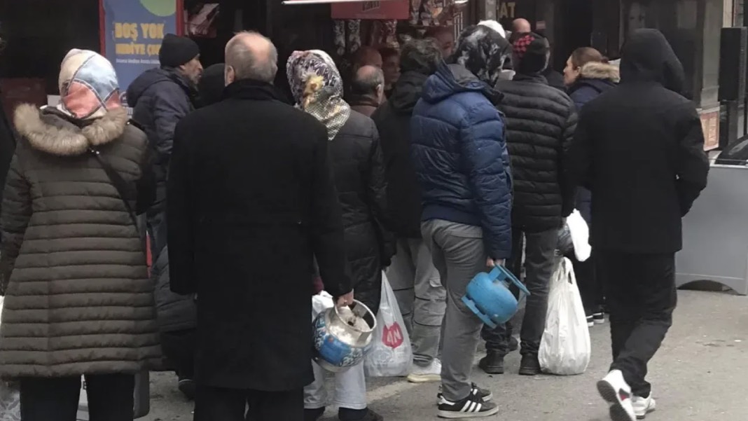 Darıca’da doğal gaz krizi devam ediyor... Vatandaşlar  2025'E piknik tüpüyle girdi