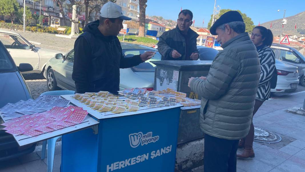 İzmir'de büyük ikramiye isabet eden bileti satan seyyar bayi: Öğrenince ben de çok şaşırdım