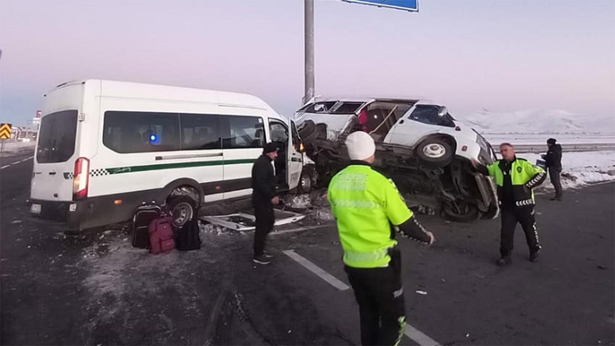 Kars'ta feci kaza! İki minibüs çarpıştı: Çok sayıda yaralı var