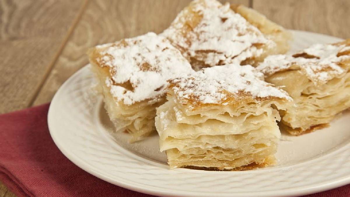 Her katı sayılıyor, pudra şekeriyle servis ediliyor! Çıtırtısı sokak başından duyulur! Deneyeni pişman etmeyen Kürt böreği