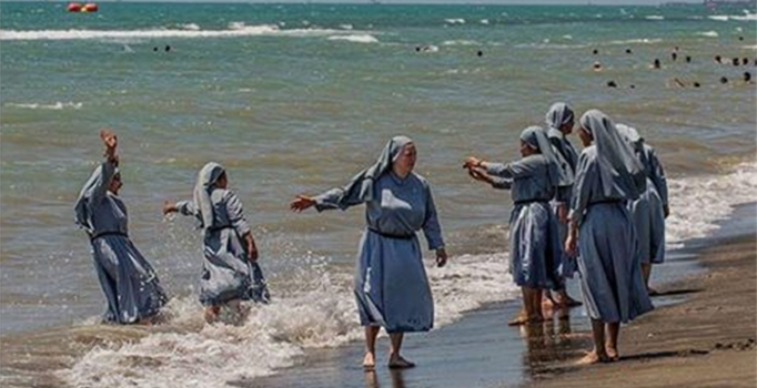 Facebook'ta imamın denize giren rahibeler fotoğrafına karartma